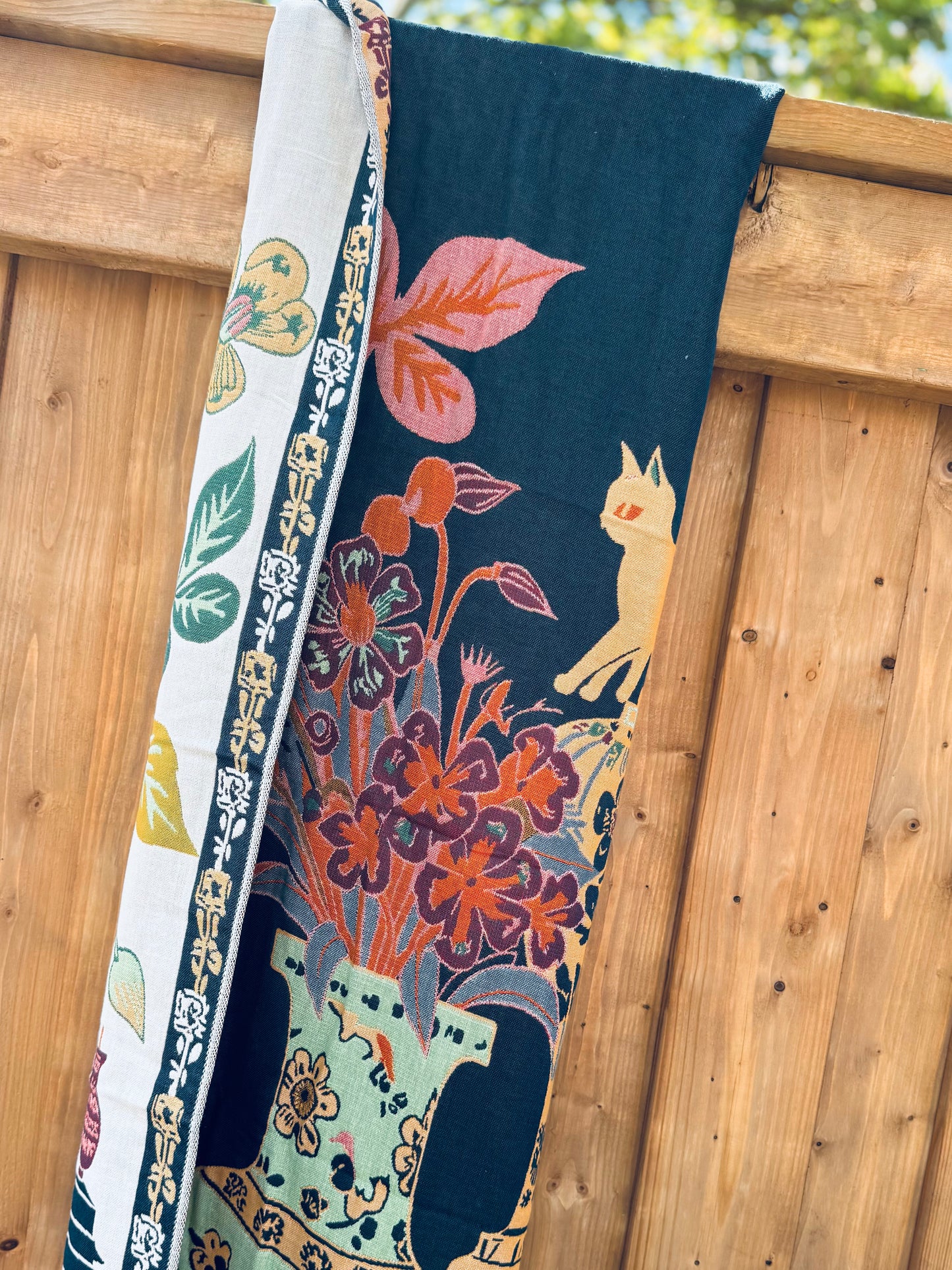100% Cotton Woven Towel β Cat & Vase Art Series (80Γ160 cm)