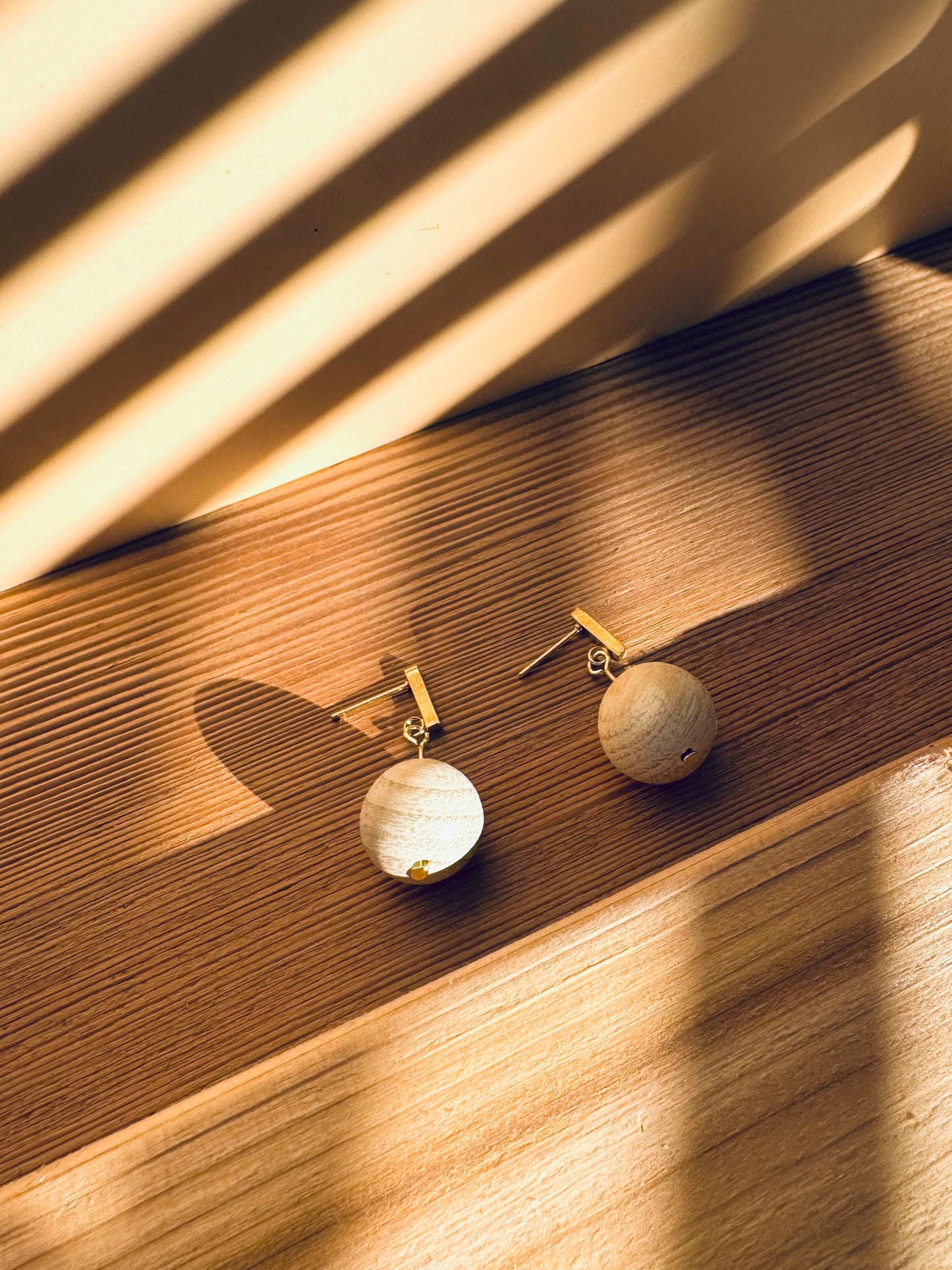 🌿 Calm in a Drop – Camphor Wood Stud Earrings (14k Gold Bar Hook)