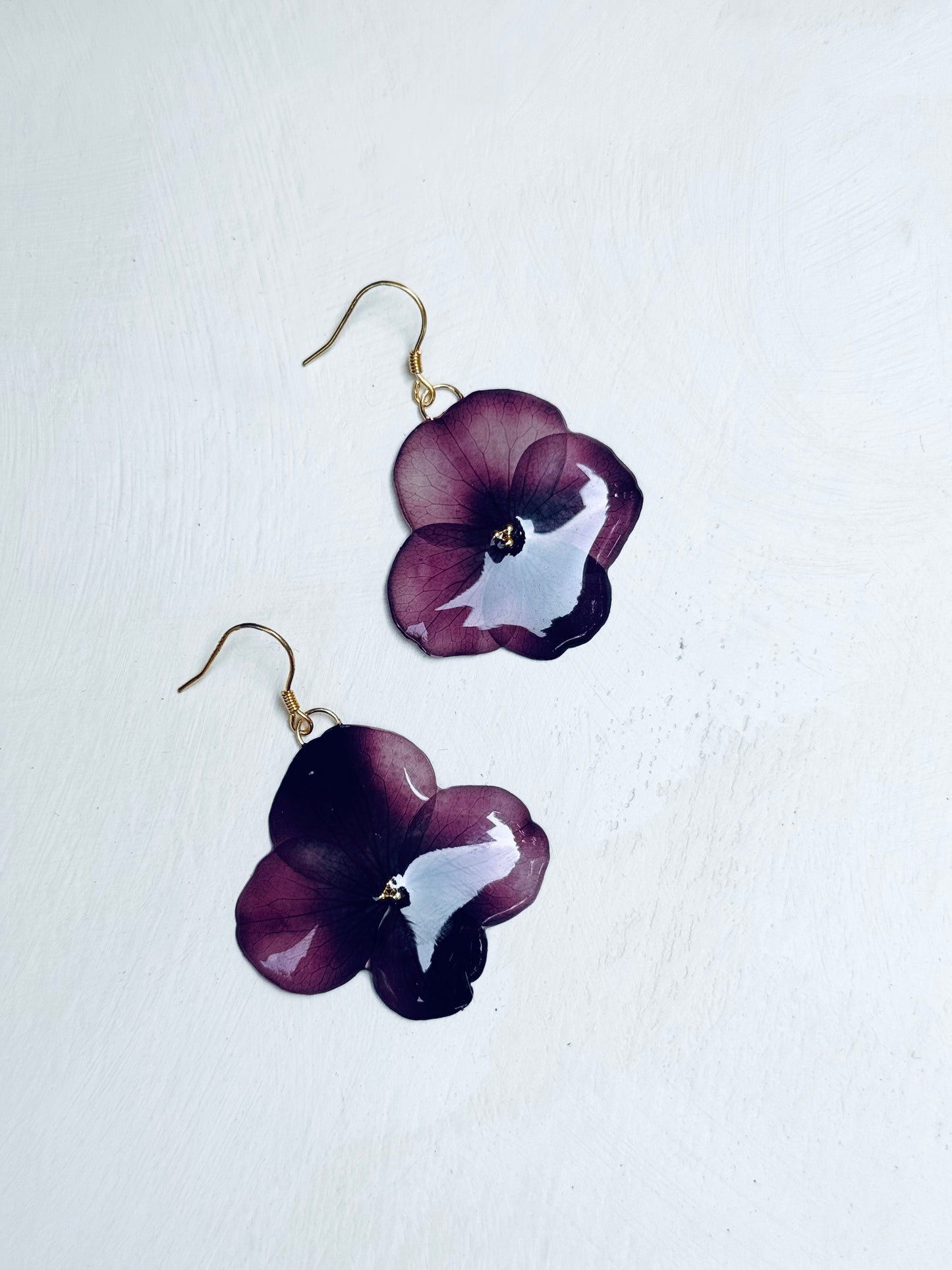 💜 Pressed Hydrangea Petal Earrings – 14k Gold Hooks