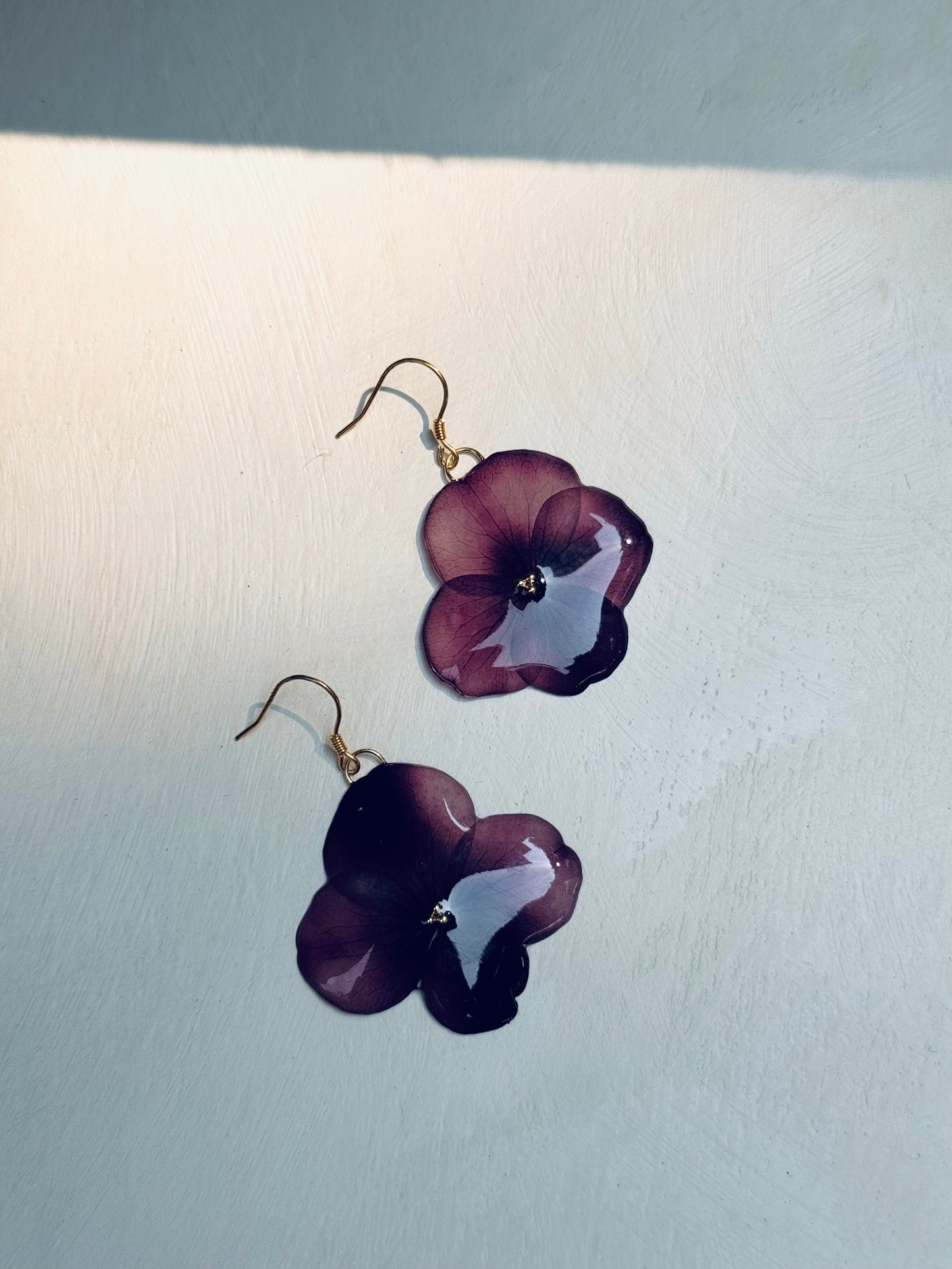 💜 Pressed Hydrangea Petal Earrings – 14k Gold Hooks