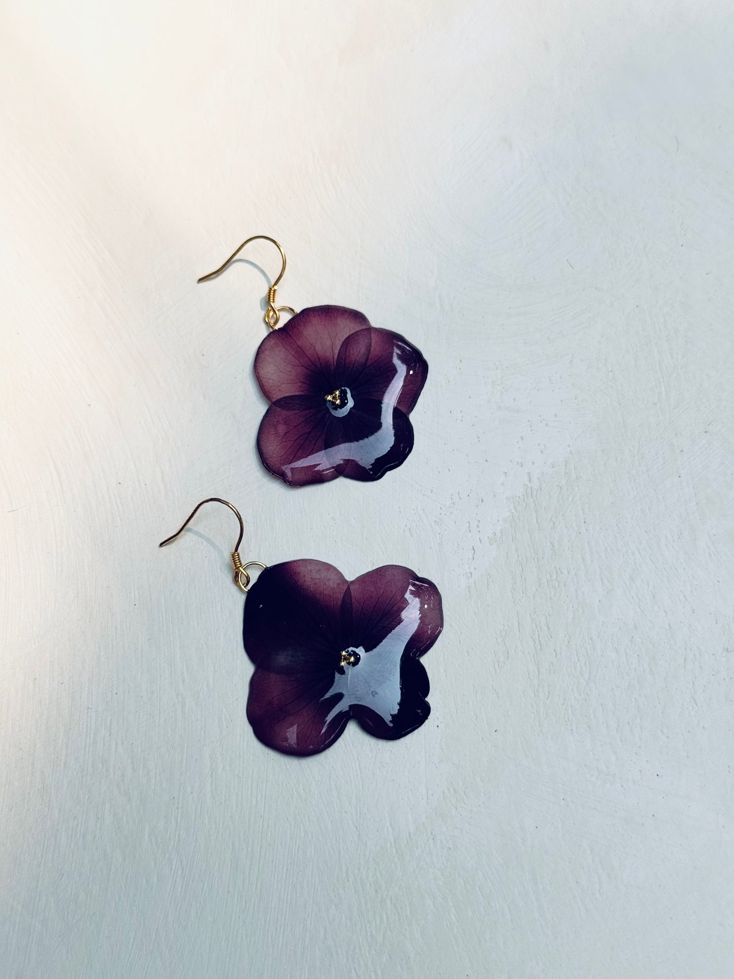 💜 Pressed Hydrangea Petal Earrings – 14k Gold Hooks