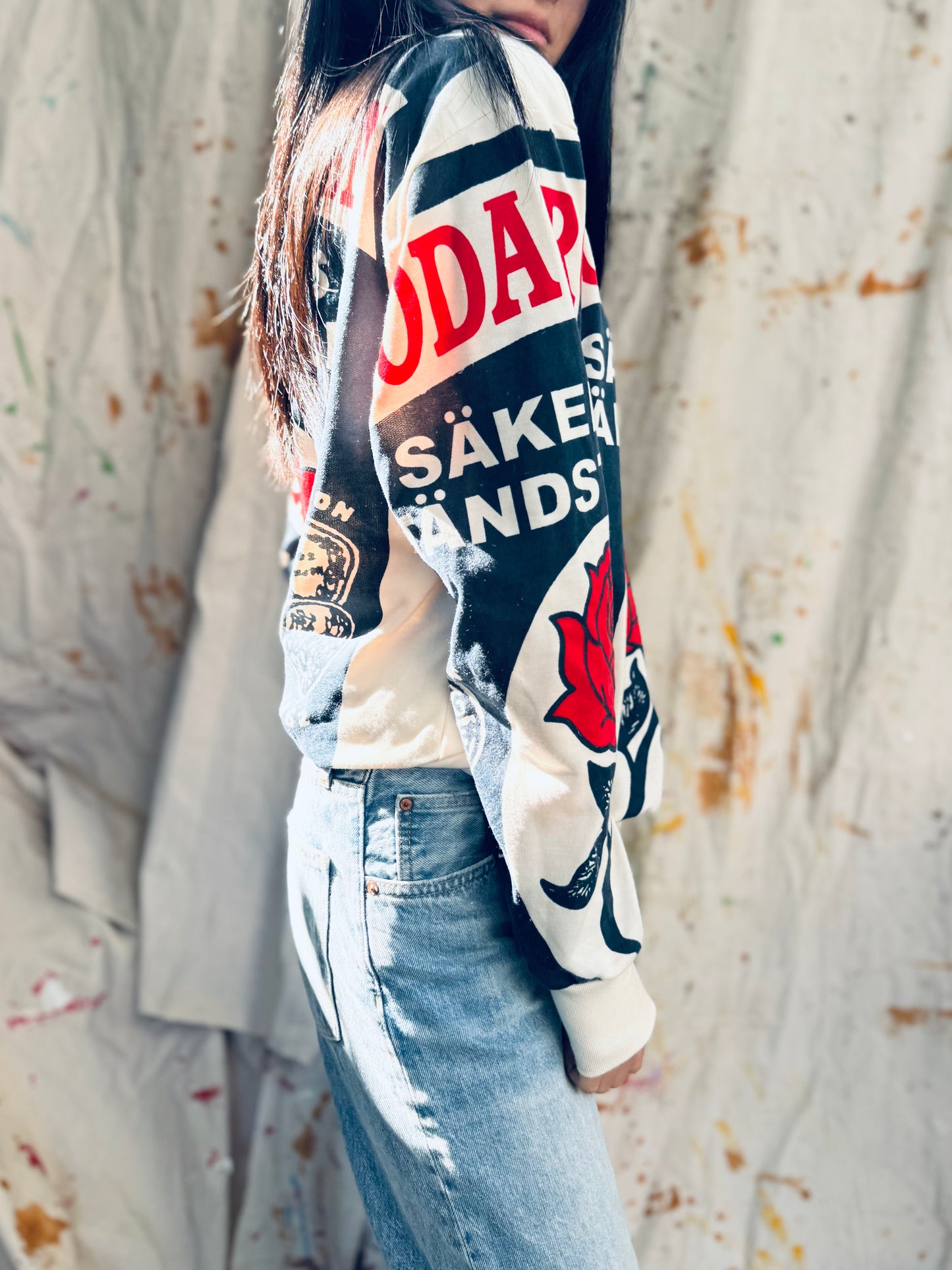Thailand Sack Edit – Röda Rosor Graphic Sweatshirt