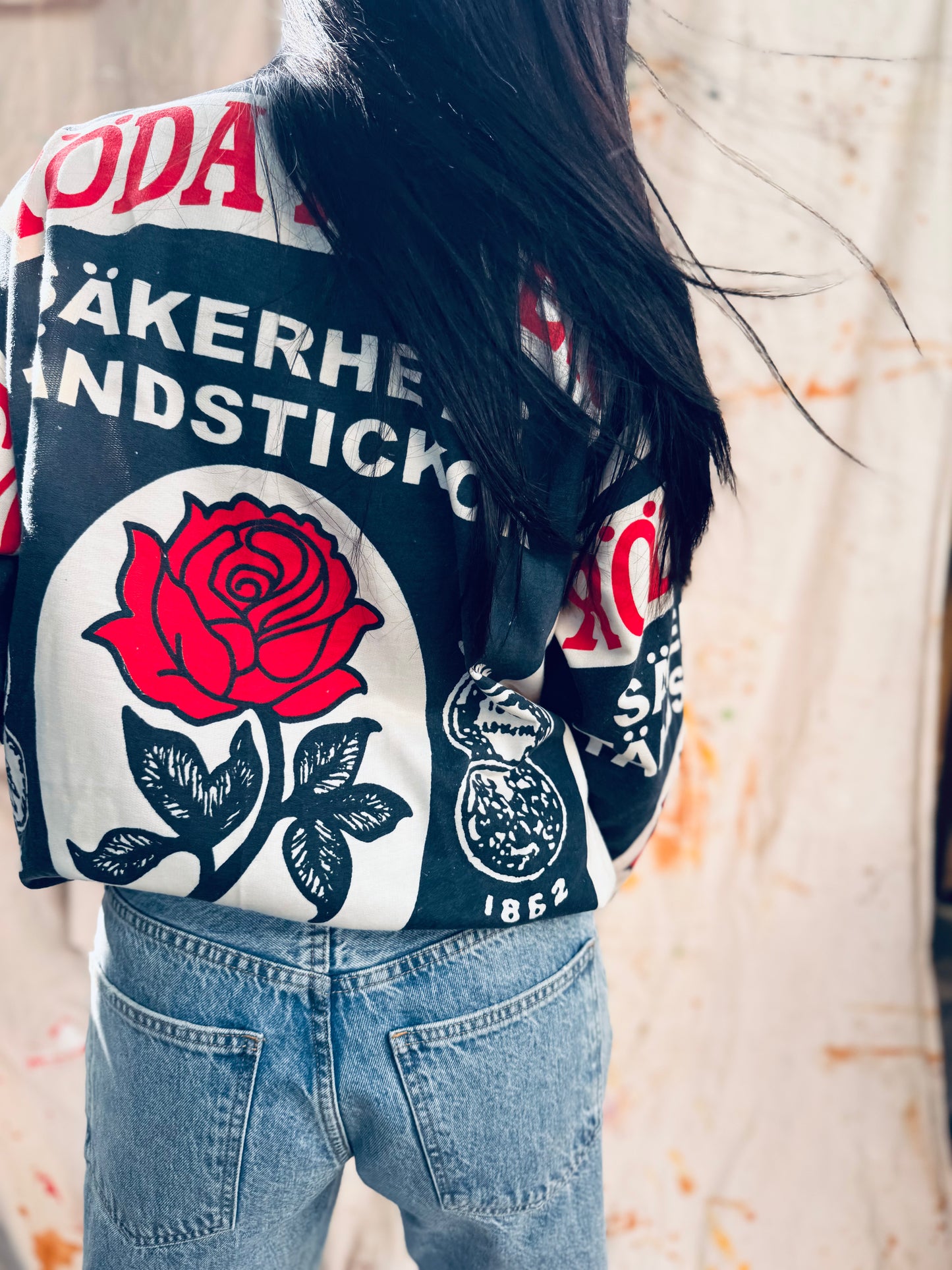 Thailand Sack Edit – Röda Rosor Graphic Sweatshirt