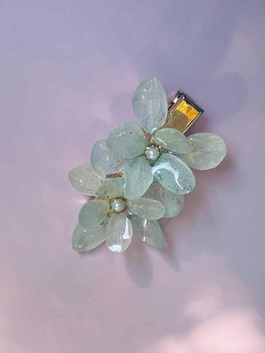 Real Hydrangea Hair Clip – Soft Green Elegance