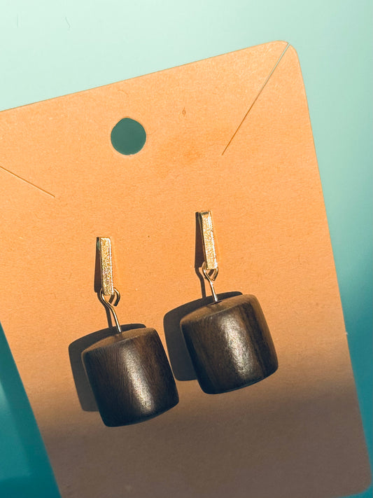 Green Sandalwood Drop Earrings – 14k Gold Needle