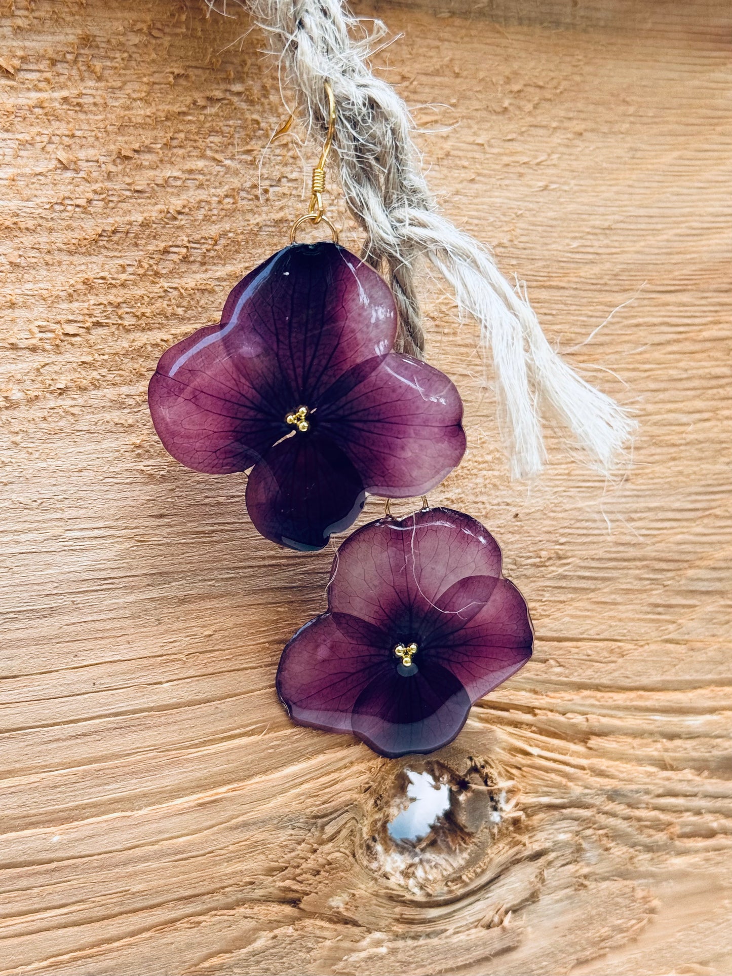 💜 Pressed Hydrangea Petal Earrings – 14k Gold Hooks