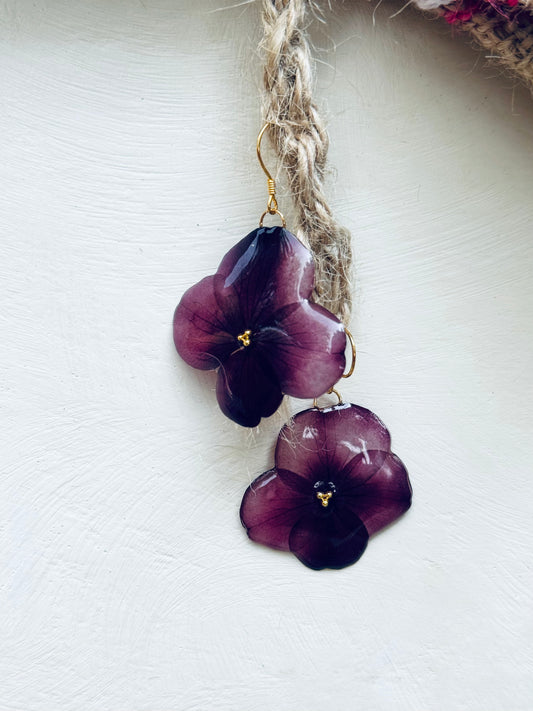 💜 Pressed Hydrangea Petal Earrings – 14k Gold Hooks